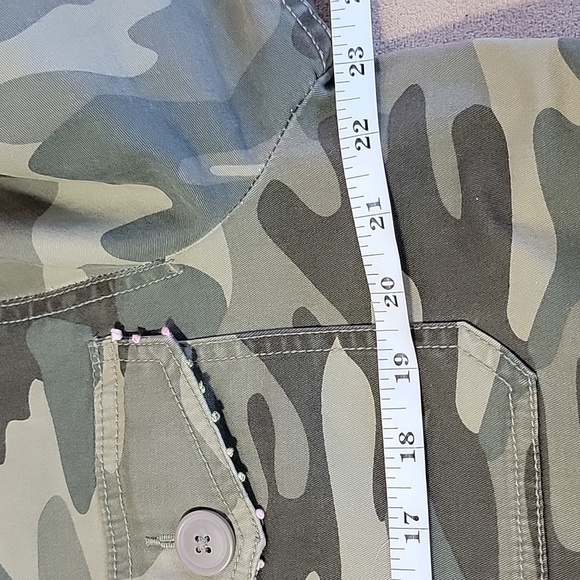 Upcycled Camo Jacket Hand Embroidered Floral Size Large (42-44) EUC - Picture 11 of 14